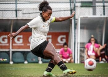 Ju Pacheco em clássico contra o Fluminense