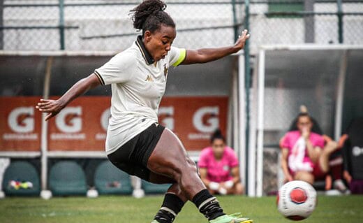 Ju Pacheco em clássico contra o Fluminense