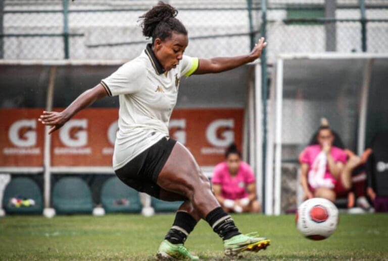 Ju Pacheco em clássico contra o Fluminense