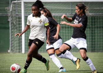 Ju Pacheco em ação pelo Vasco contra o Botafogo