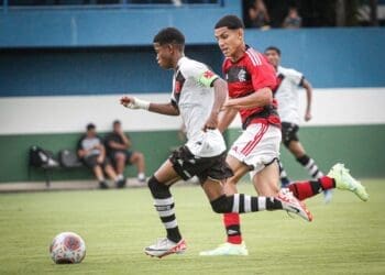 Juninho em ação pelo Sub-16 do Vasco
