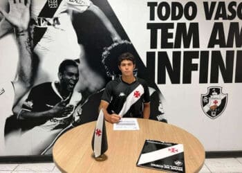 Kayck assinando contrato com o Vasco