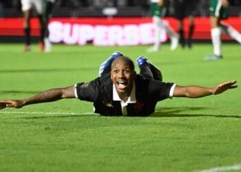 Leandrinho comemorando gol contra o Boavista