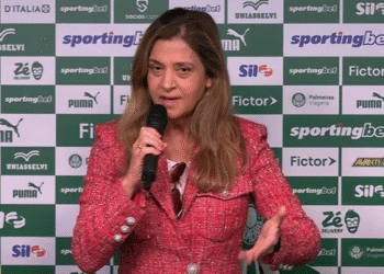 Imagem-de-uma-mulher-falando-com-microfone-em-evento-de-esporte.