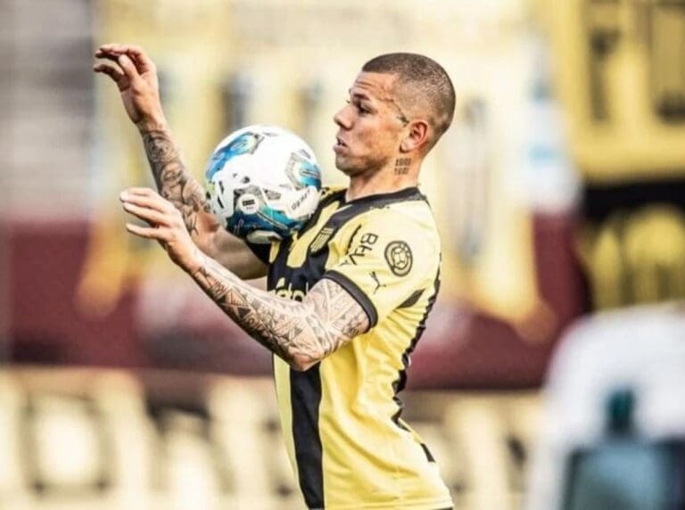 Léo Coelho, zagueiro do Peñarol, do Uruguai