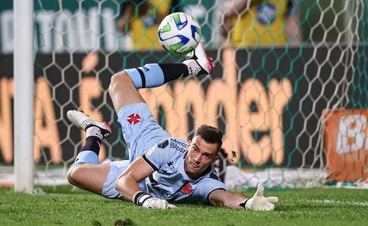 Léo Jardim em ação pelo Vasco contra o América-MG