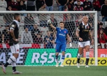 Léo Jardim em ação pelo Vasco contra o Athletico-PR