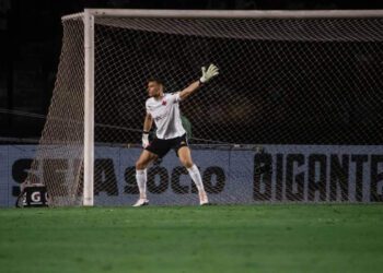 Leo Jardim com nova camisa de goleiro do Vasco