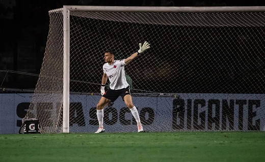 Leo Jardim com nova camisa de goleiro do Vasco