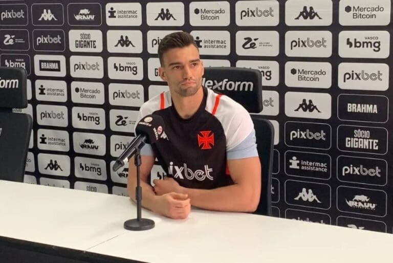 Léo Jardim durante entrevista coletiva no CT Moacyr Barbosa