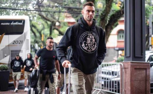 Léo Jardim durante chegada do Vasco a Porto Alegre