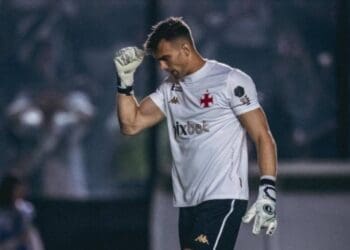 Léo com camisa em homenagem a Nelson Conceição