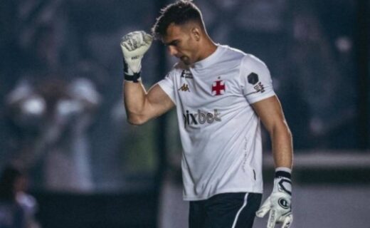 Léo com camisa em homenagem a Nelson Conceição