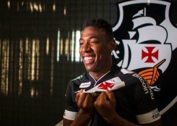 Léo veste a camisa do Vasco