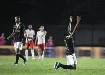 Léo se ajoelha após permanência do Vasco na Série A