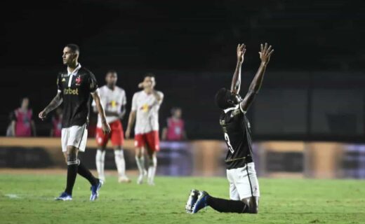 Léo se ajoelha após permanência do Vasco na Série A