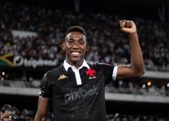 Léo com a terceira camisa do Vasco