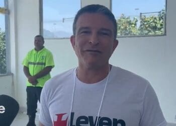 Leven Siano vota na eleição do Vasco