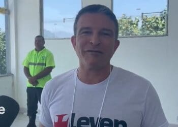 Leven Siano vota na eleição do Vasco
