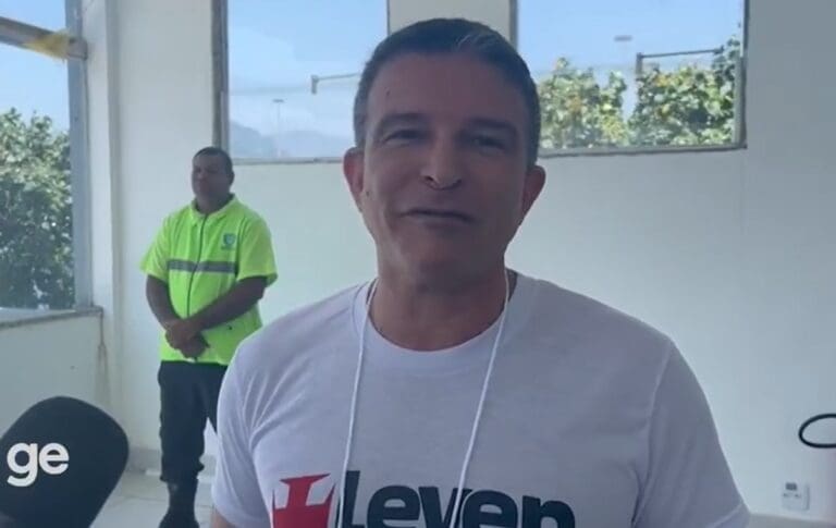 Leven Siano vota na eleição do Vasco