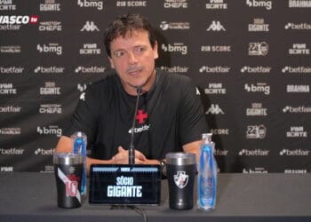 Muito jogador do Vasco em coletiva, fundo com logotipos de patrocinadores.