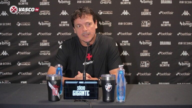 Muito jogador do Vasco em coletiva, fundo com logotipos de patrocinadores.