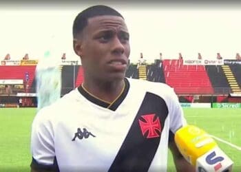 Lucas Eduardo é atingido por garrafa