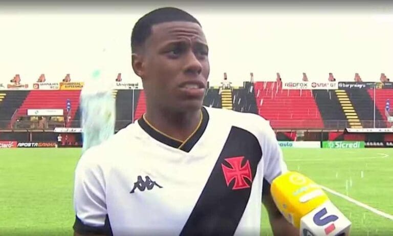 Lucas Eduardo é atingido por garrafa