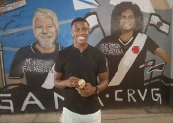 Lucas Eduardo segura a Honraria Pai Santana