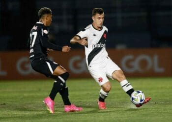 Lucas Piton em ação pelo Vasco contra o Red Bull Bragantino