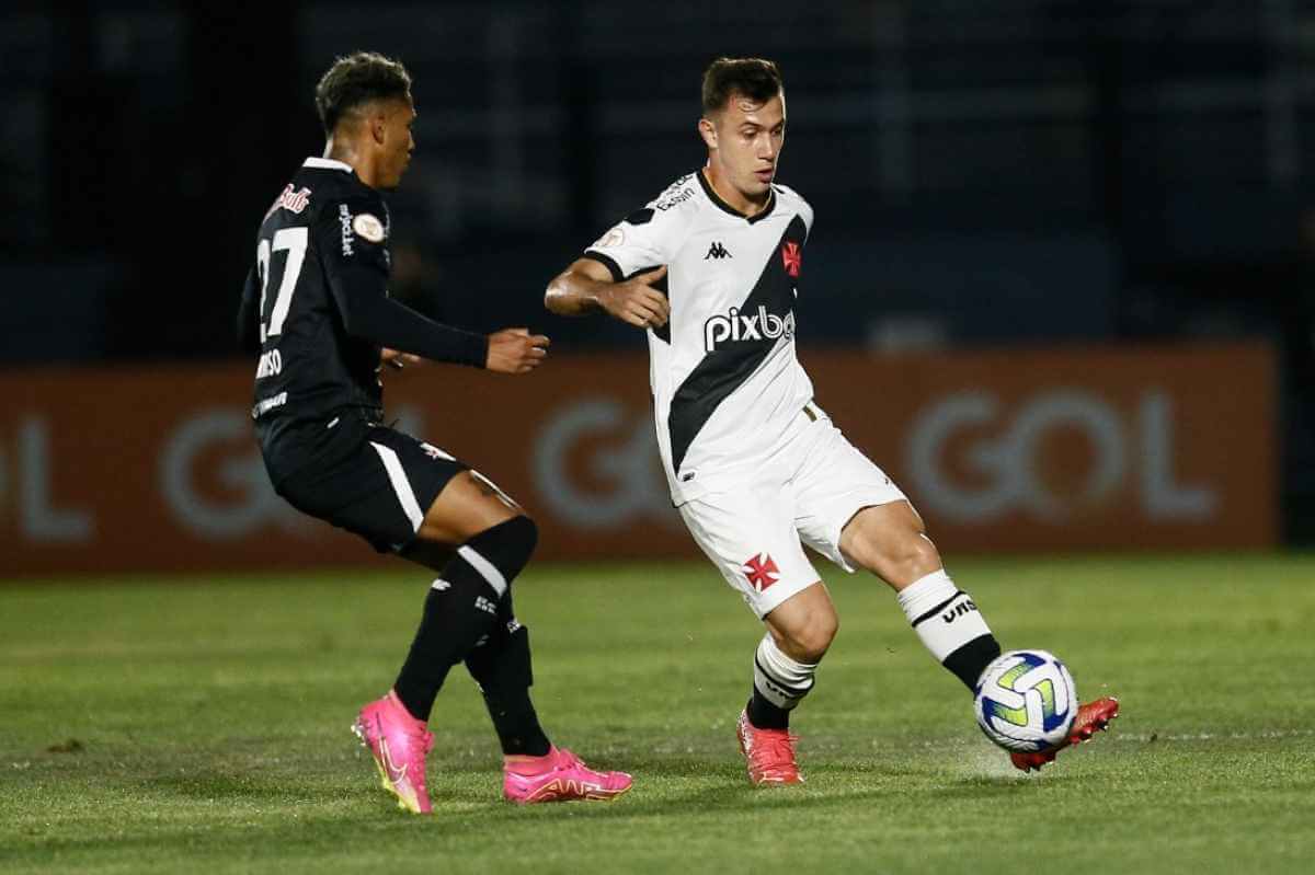 Lucas Piton em ação pelo Vasco contra o Red Bull Bragantino