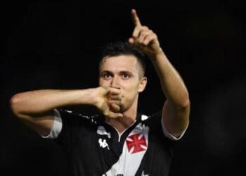 Lucas Piton celebra gol pelo Vasco
