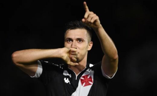 Lucas Piton celebra gol pelo Vasco