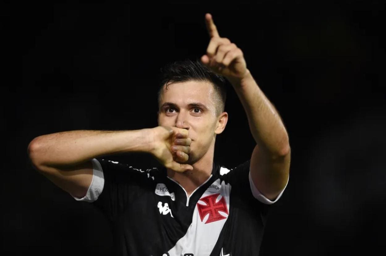 Lucas Piton celebra gol pelo Vasco