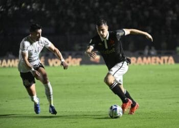 Lucas Piton em atuação pelo Vasco contra o Corinthians