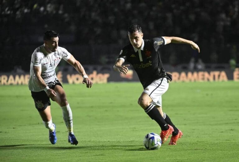 Lucas Piton em atuação pelo Vasco contra o Corinthians