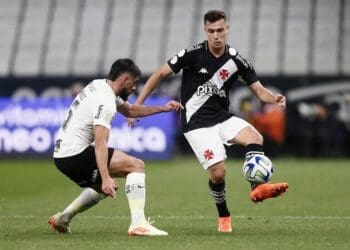 Lucas Piton em ação pelo Vasco contra o Corinthians