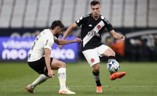 Lucas Piton em ação pelo Vasco contra o Corinthians