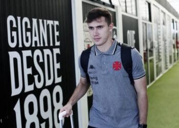 Lucas Piton no CT Moacyr Barbosa