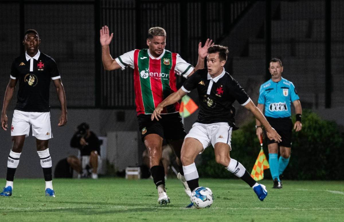 Lucas Piton em jogo contra o Deportivo Maldonado