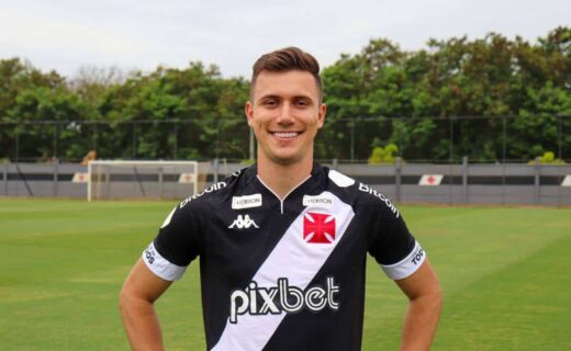 Lucas Piton com a camisa do Vasco