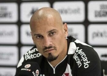 Vasco formaliza o empréstimo de Maicon para o Coritiba