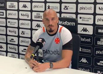 Maicon em entrevista coletiva no CT Moacyr Barbosa