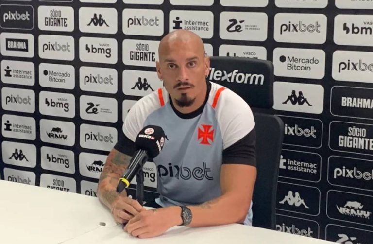 Maicon em entrevista coletiva no CT Moacyr Barbosa