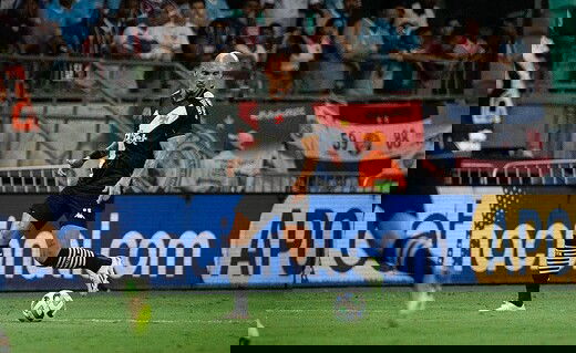 Maicon em ação pelo Vasco contra o Bahia