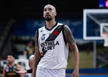 Marquinhos em estreia pelo time de basquete do Vasco