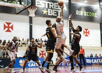 Marquinhos em duelo contra o União Corinthians