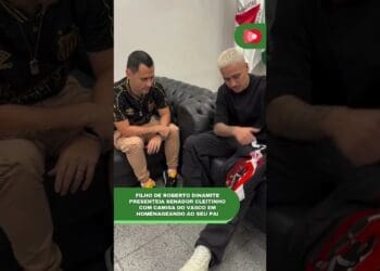 Rodrigo Dinamite entrega uma camisa do Vasco ao senador; assista ao vídeo.