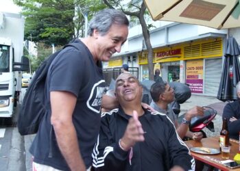 Ícones do Vasco, entre jogadores e técnicos, se reúnem em bar no Leblon; assista ao vídeo