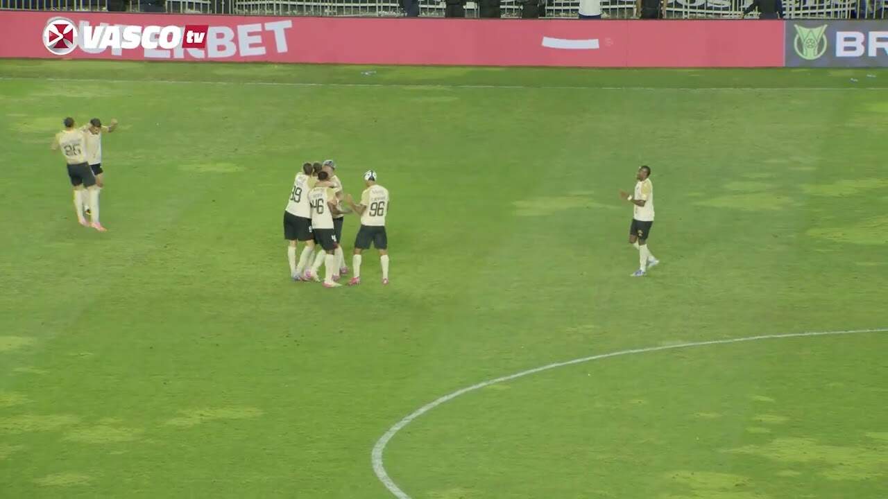 Vasco jogadores comemorando gol no campo.